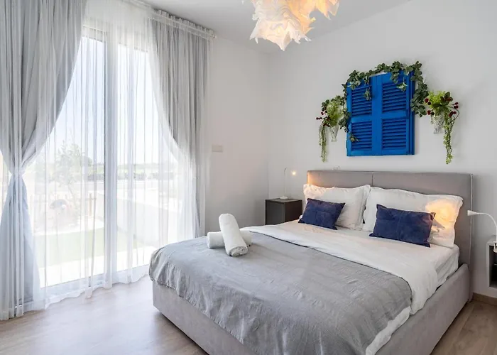 Lemon Tree 1-br With Terrace & Pool In Livadia 아파트